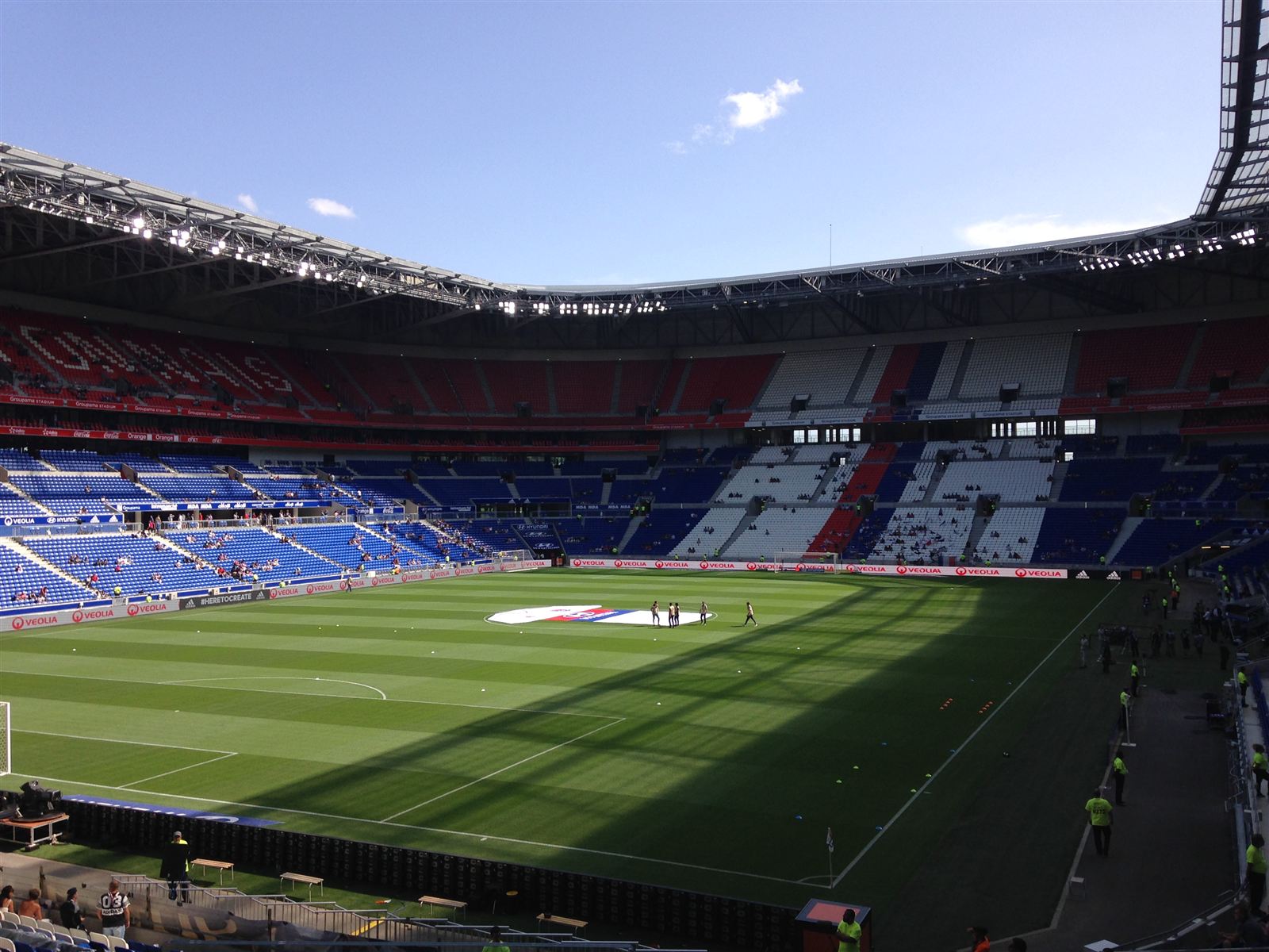 Groupama Stadium v Lyonu, kde dnes hraje Sparta odvetu